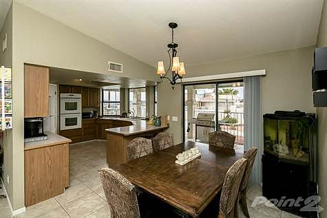 Causal Dining and a Breakfast Bar