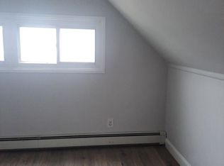 16 Greenbriar Rd, Levittown, PA 19057