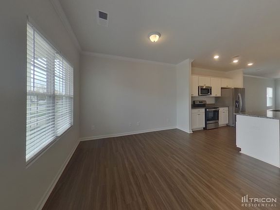 3rd image of 649 Circle Dr