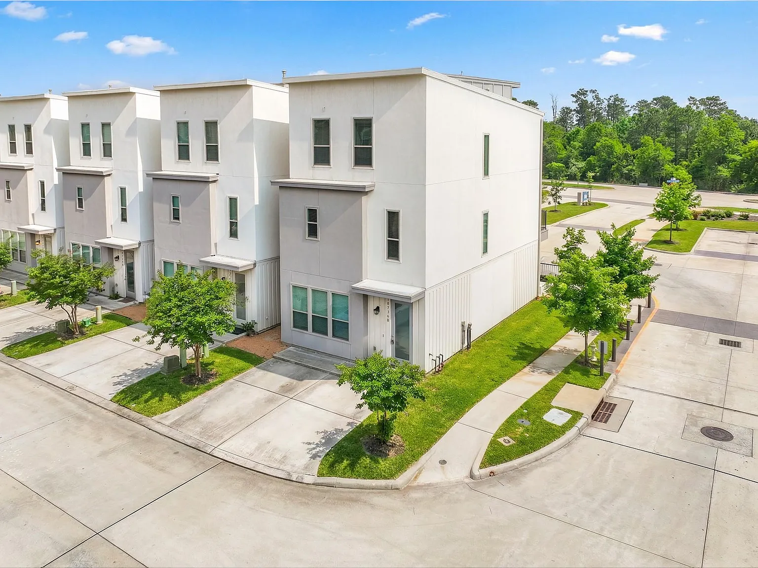 2 bed, 2.5 bath, 1565 sqft, $2,200 — Photo 1