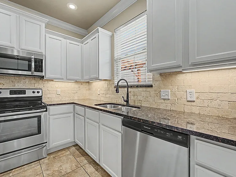 592 N Longfellow Ln — Photo 7