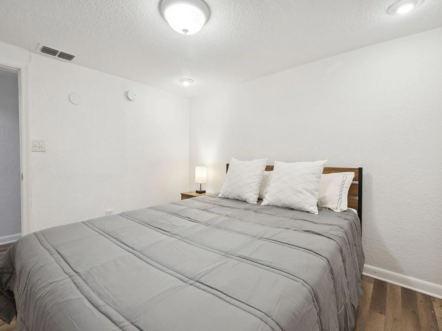 4 bed, 2.0 bath, 1400 sqft, $750 — Photo 2