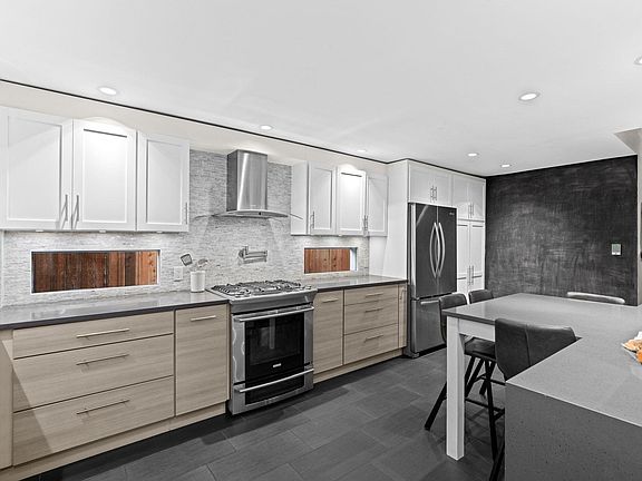 2nd image of 1208 Rosewood Cres