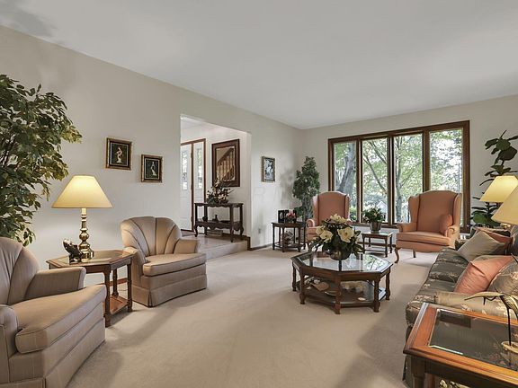 5th image of 689 Howell Dr