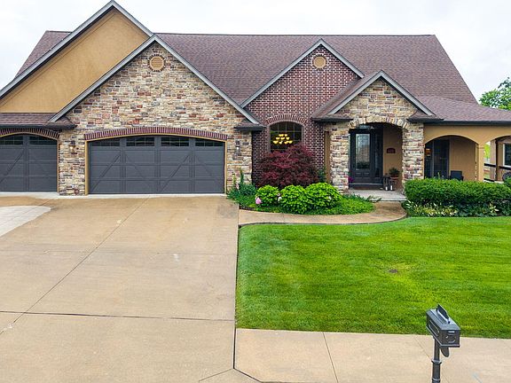 3rd image of 605 Old Hawthorne Dr E