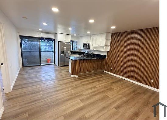 3rd image of 18350 Hatteras St APT 212