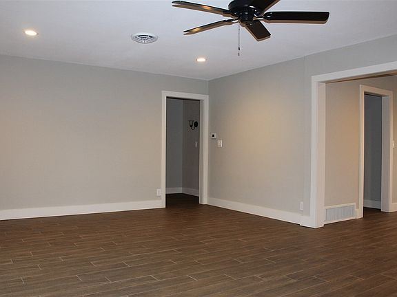 2nd image of 17 Knotty Pine Ln