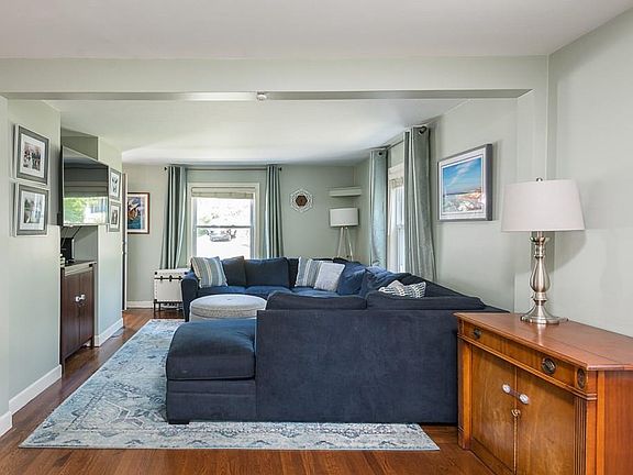 4th image of 245 Essex St