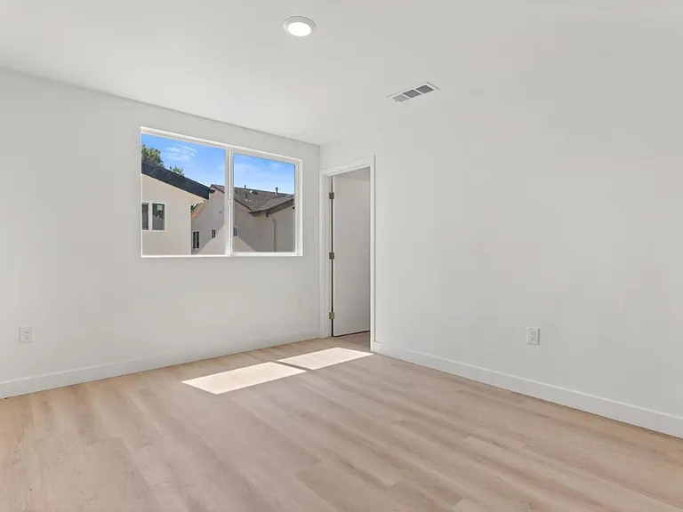 80(707W) — Photo 33