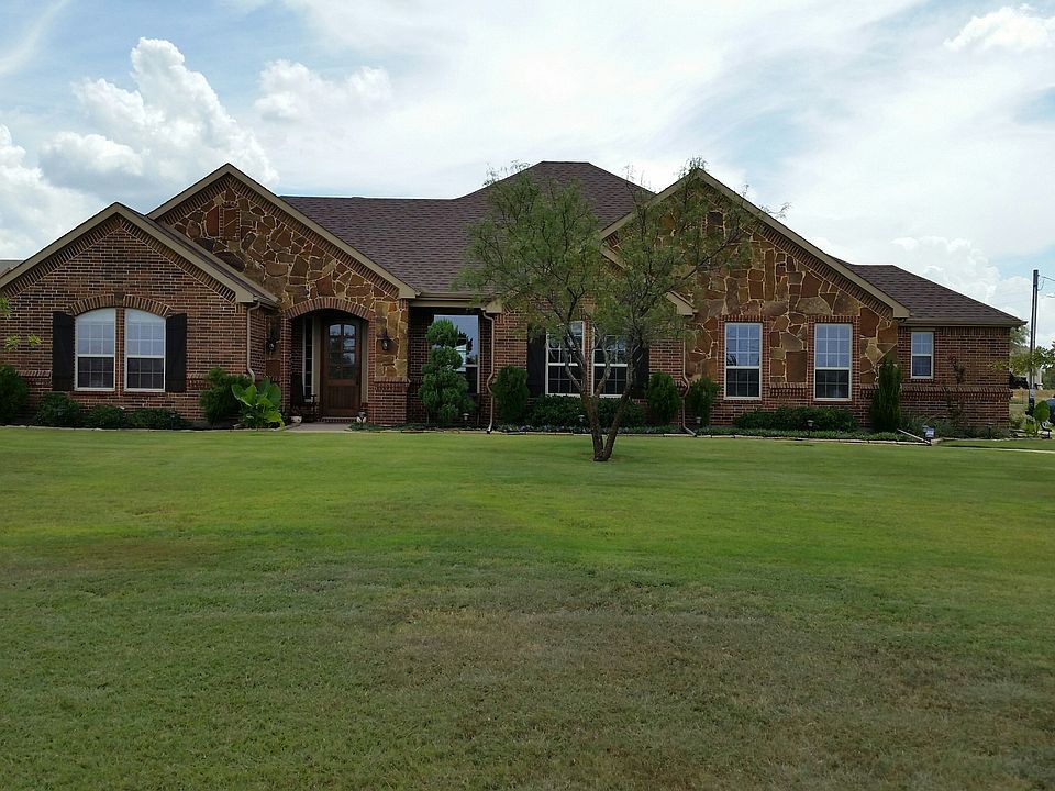 3 bedroom 2.5 baths 3 garage