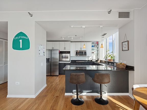 4th image of 1515 S Prairie Ave Unit 706