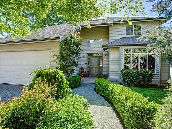 Charming East Seattle home on north end of Mercer Island. One block east of four waterfront parks!