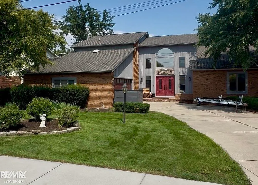 3 bed, 2.0 bath, 2700 sqft, $4,500 — Photo 2