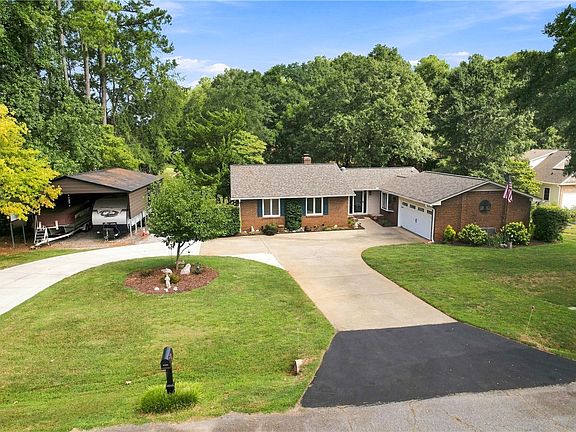 2nd image of 203 Knoxwood Ct