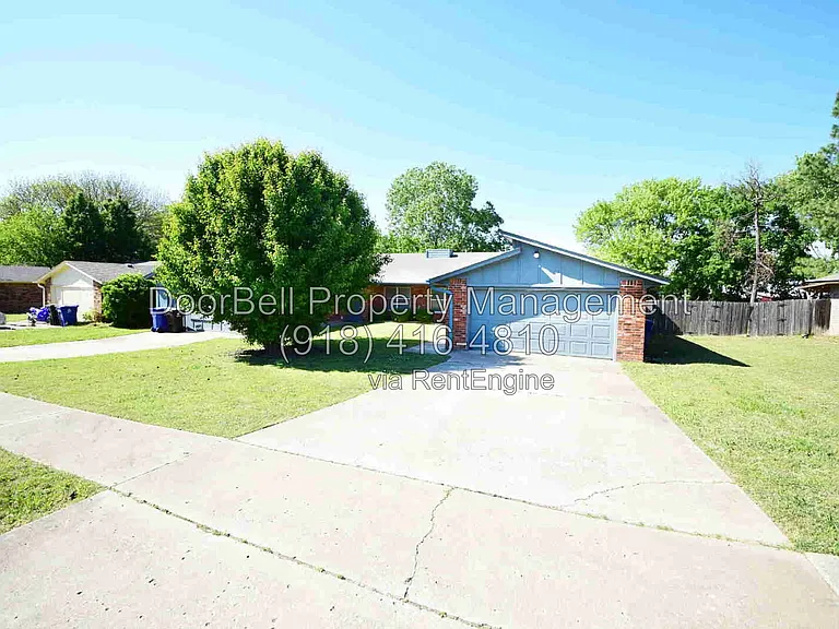 740 W Commercial St — Photo 3