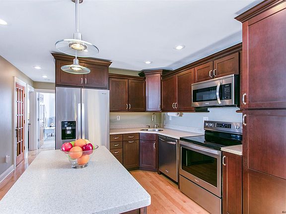 5th image of 21 Farmington Ave