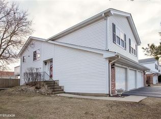 30 Pine Cir, Cary, IL 60013