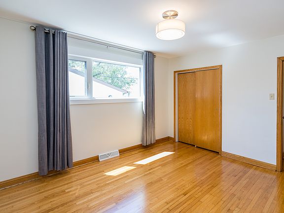 4th image of 1062 Beach Ave