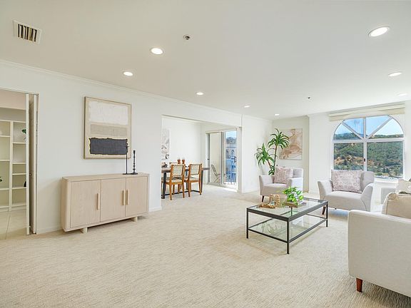 5th image of 100 Thorndale Drive #424