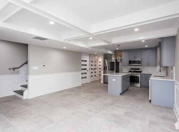 5th image of 3056 W Palmer Blvd