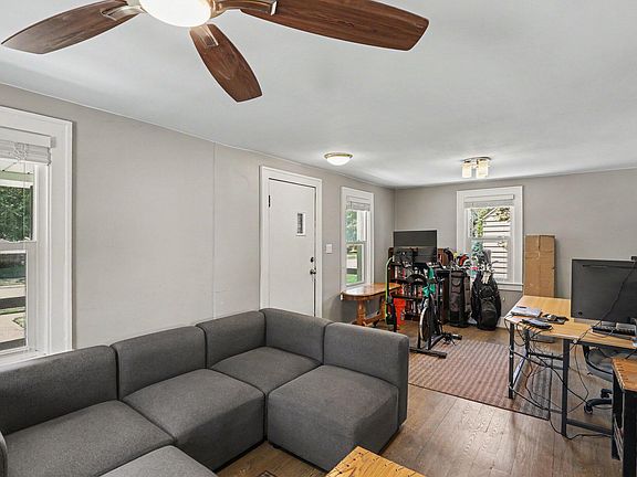 3rd image of 21915 Ridgeway St