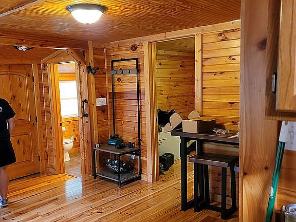 4th image of 5515 Calderwood Hwy