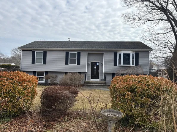 31 Concord Rd, Shirley, NY 11967