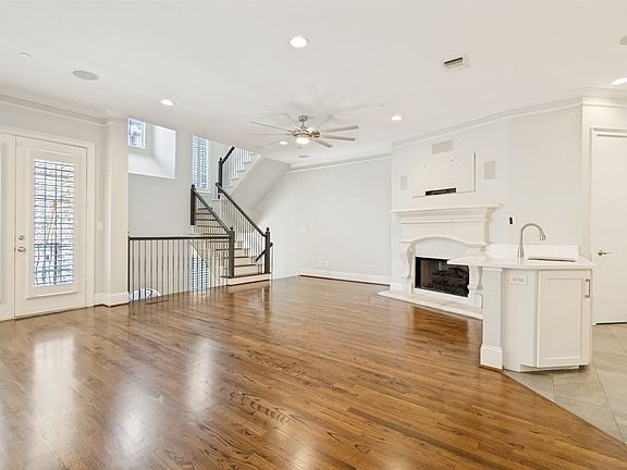 5th image of 3967 Travis St