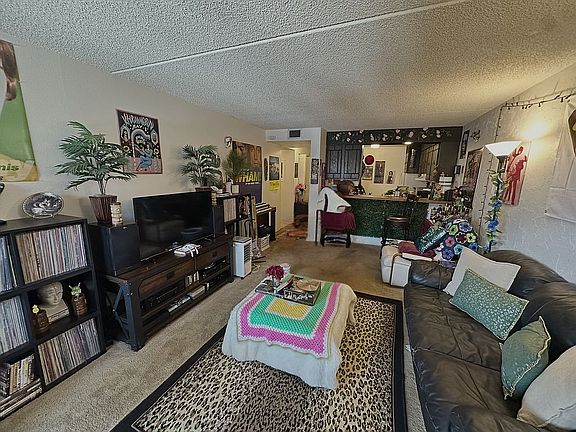Open layout to kitchen & bar