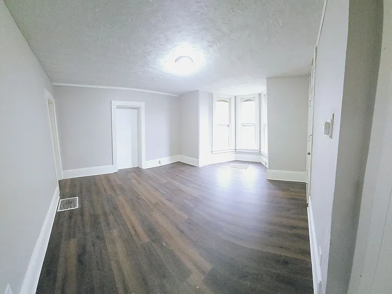 258 W 3rd St — Photo 7