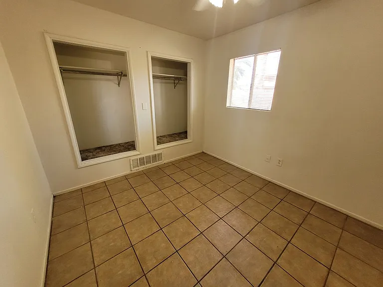 1131 S Avenue C — Photo 4