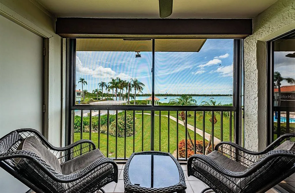 2 bed, 2.0 bath, 915 sqft, $2,000 — Photo 2