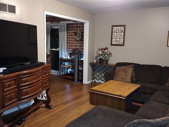 2nd image of 904 NW Springwood Dr