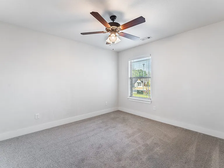 1100 Huntleigh Dr — Photo 10
