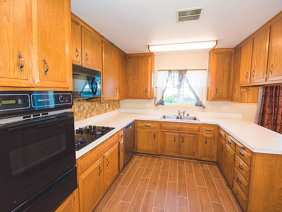 5th image of 1015 N Placer Ave