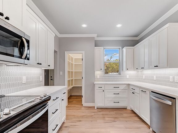 5th image of 914 W Oakridge Drive