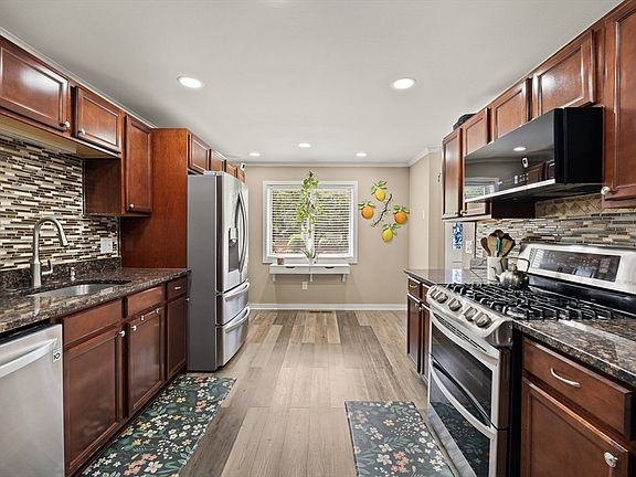5th image of 37 Jasper Ln