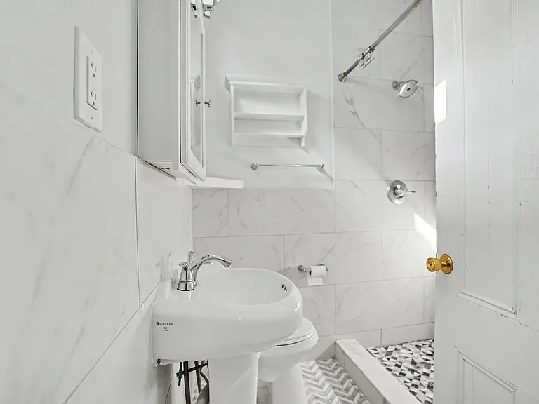 121 W Duffy St — Photo 23