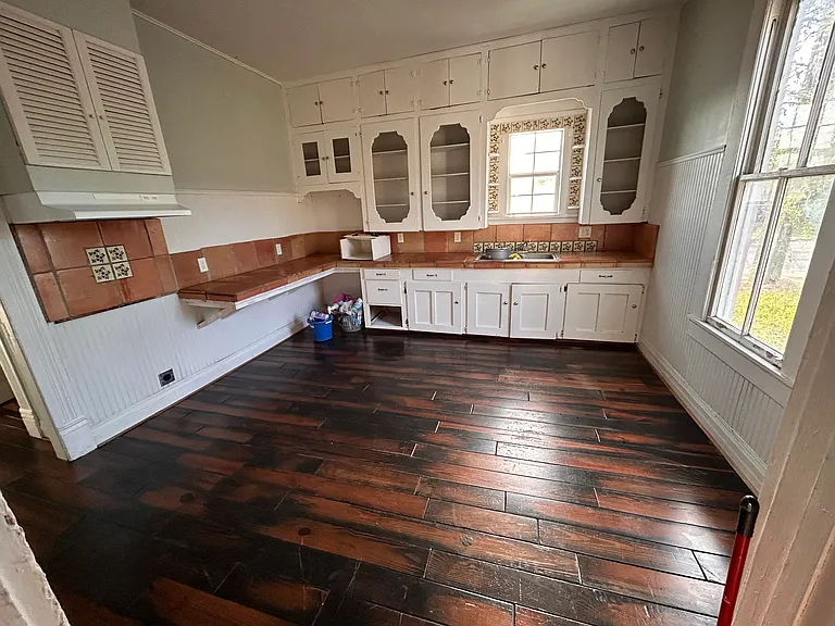 701 E Lott St — Photo 5