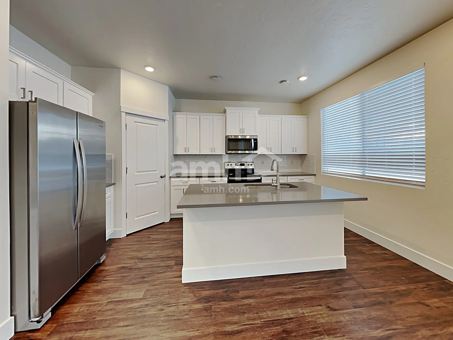 4 bed, 2.5 bath, 2012 sqft, $2,670 — Photo 4