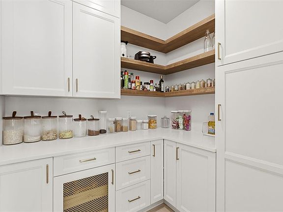 5th image of 809 E CHURCH STREET