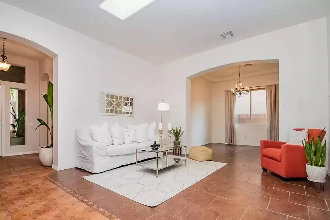 3 bed, 2260 sqft, $2,300 — Photo 2