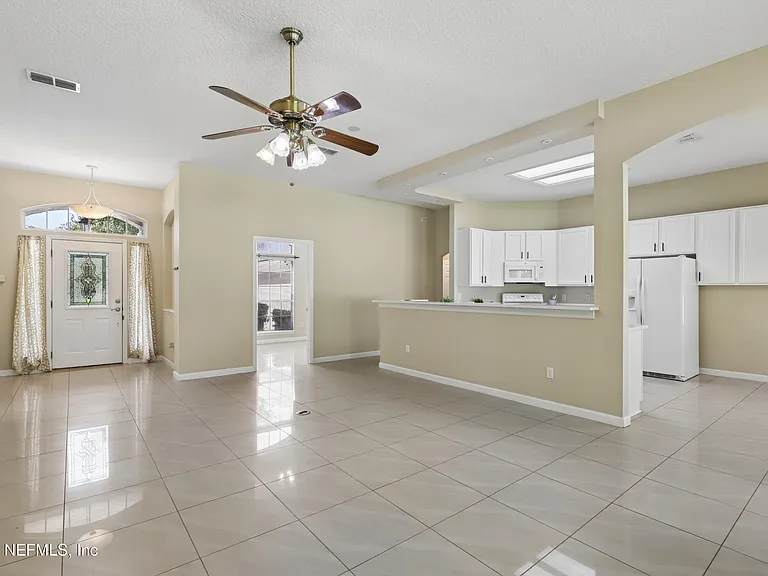 2070 Thornhill Dr — Photo 5