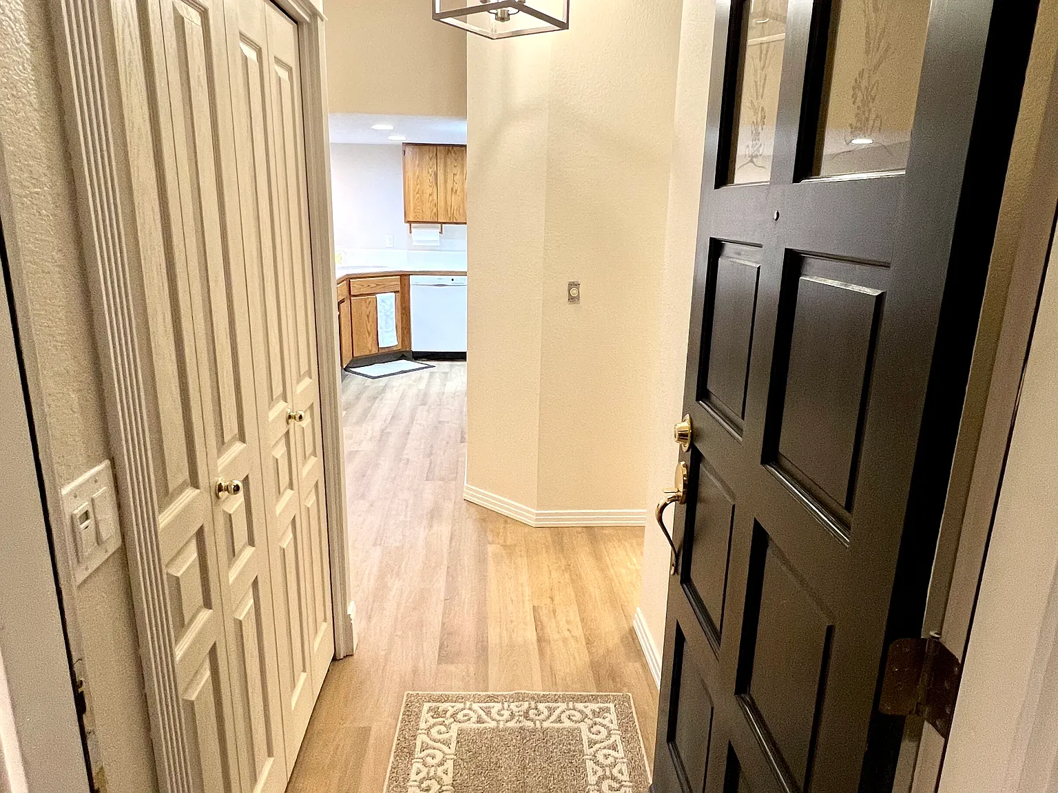 1411 E Woodvine Ct — Photo 2