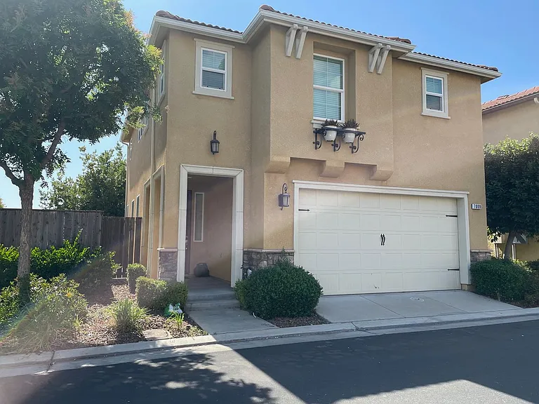 7009 N Harmony Dr — Photo 3