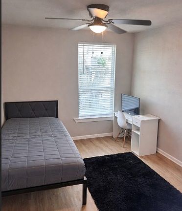 4th image of 806 E Mountain St
