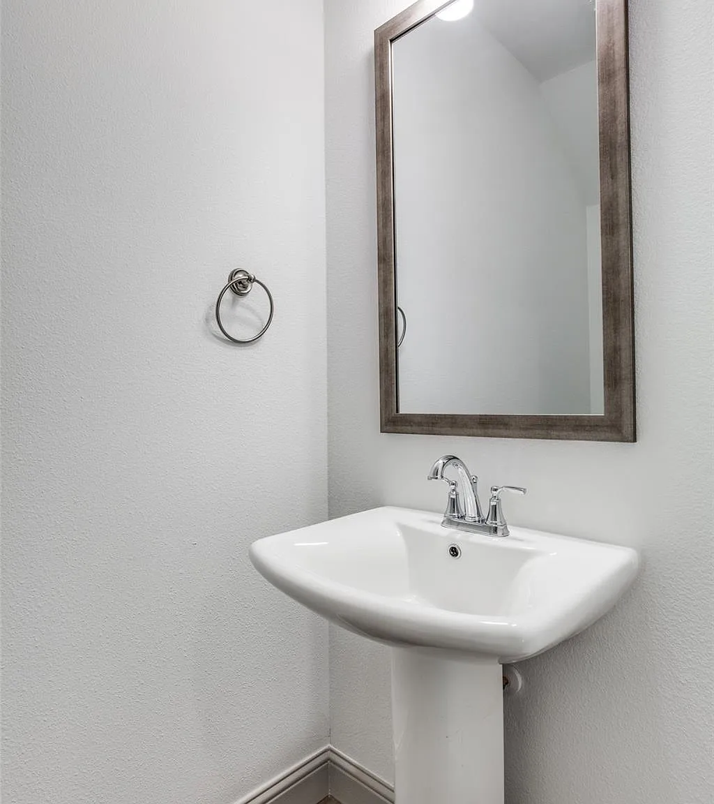 3 bed, 2.5 bath, 2002 sqft, $2,700 — Photo 3