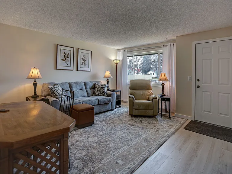 1206 E Heroy Ave — Photo 1