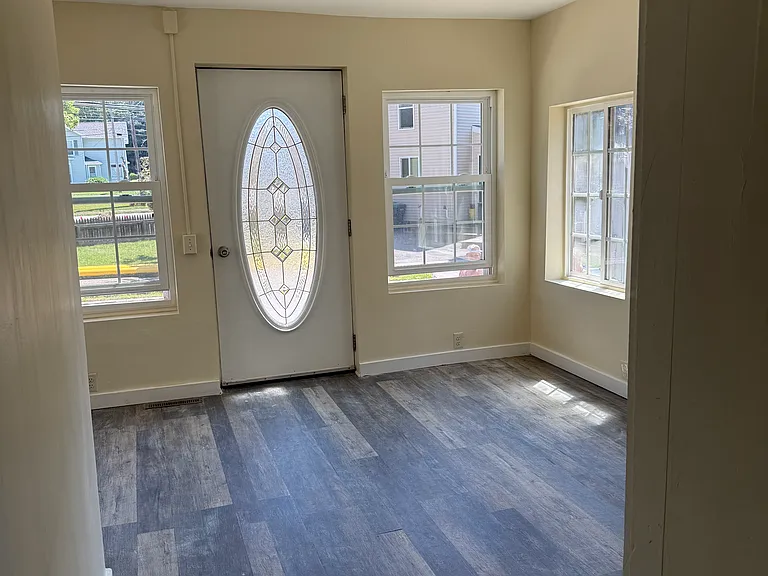33 Holland Ave — Photo 7