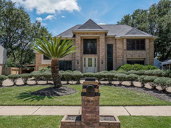 2nd image of 2823 Glenn Lakes Ln